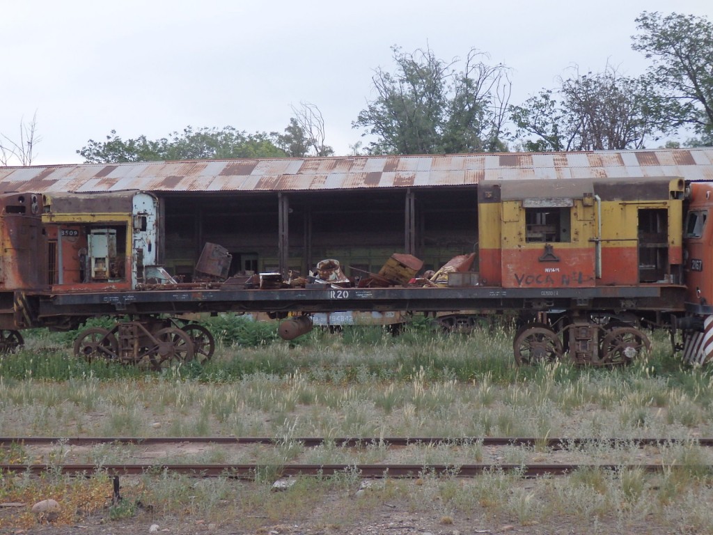 Foto: cementerio de locomotoras en el cuadro de la estación - Mendoza, Argentina