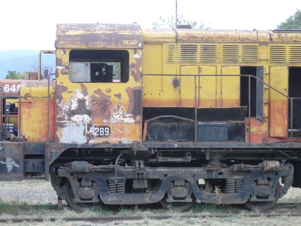 Foto: cementerio de locomotoras en el cuadro de la estación - Mendoza, Argentina