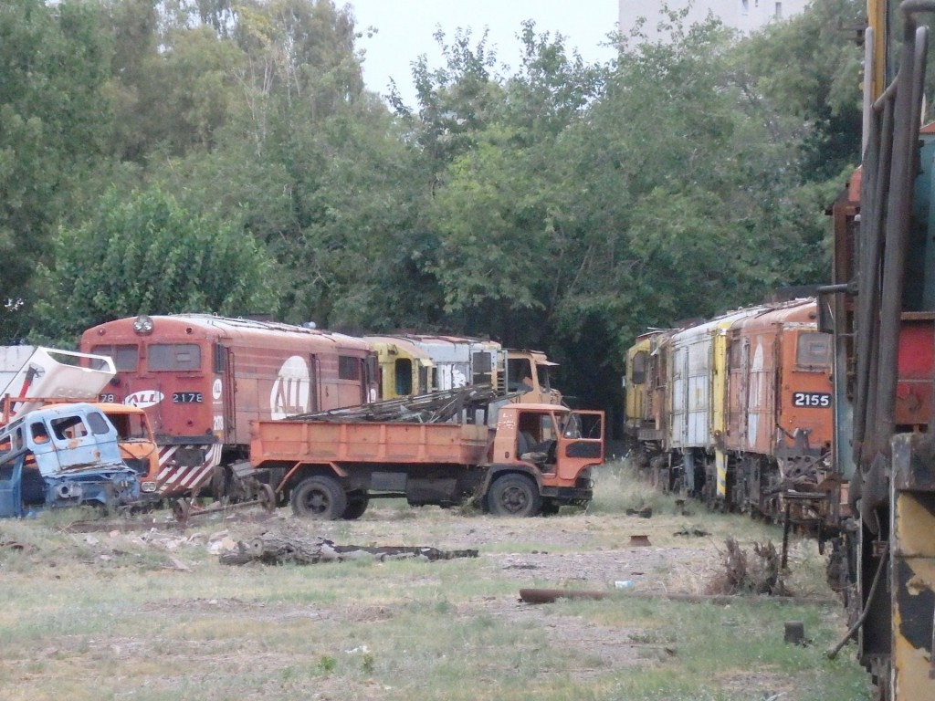 Foto: cementerio de locomotoras en el cuadro de la estación - Mendoza, Argentina