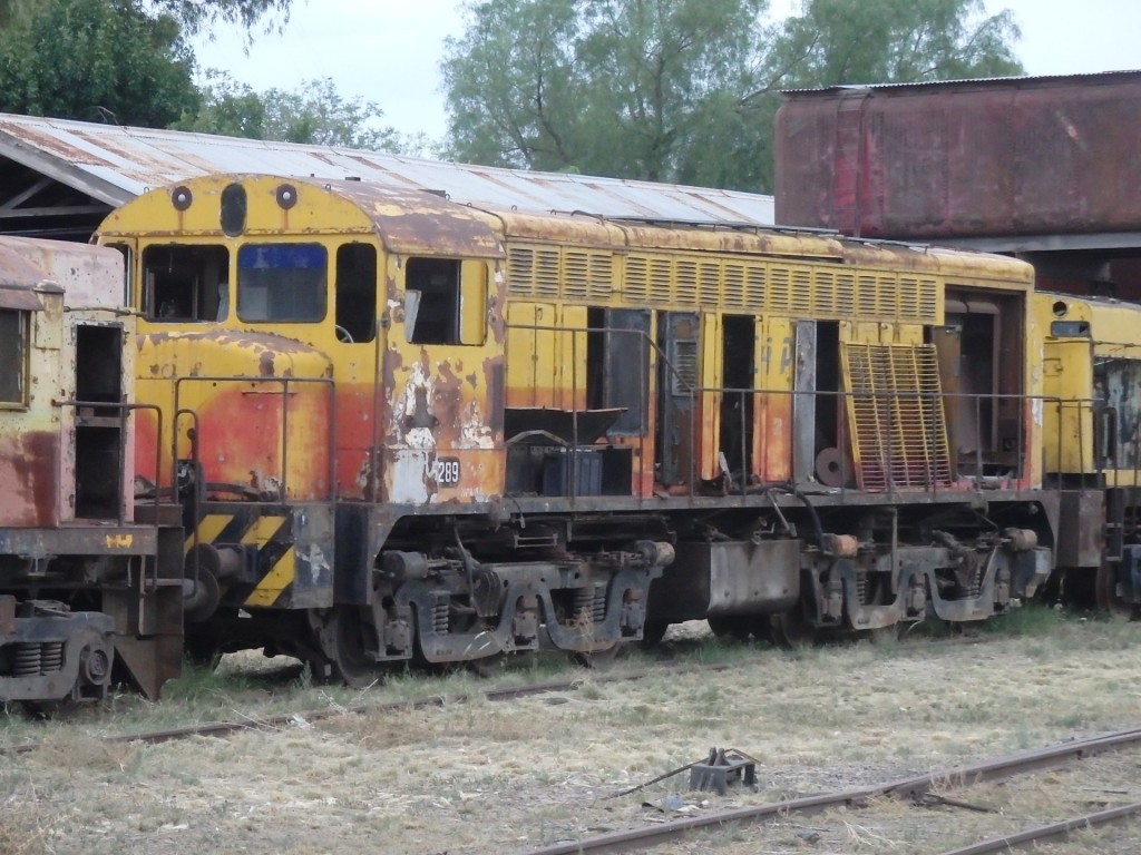 Foto: cementerio de locomotoras en el cuadro de la estación - Mendoza, Argentina