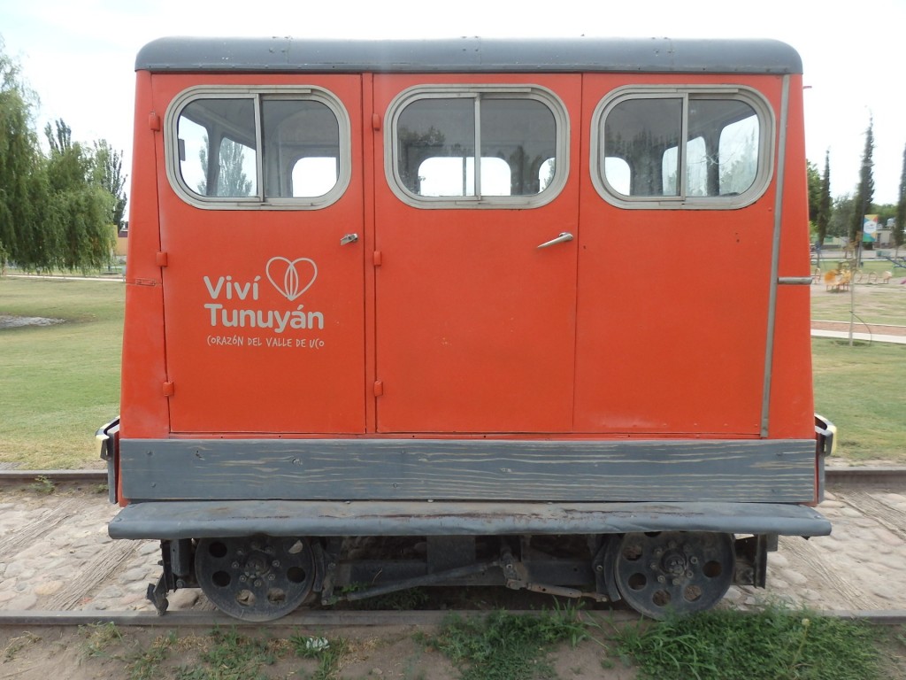 Foto: dresina en exhibición - Tunuyán (Mendoza), Argentina