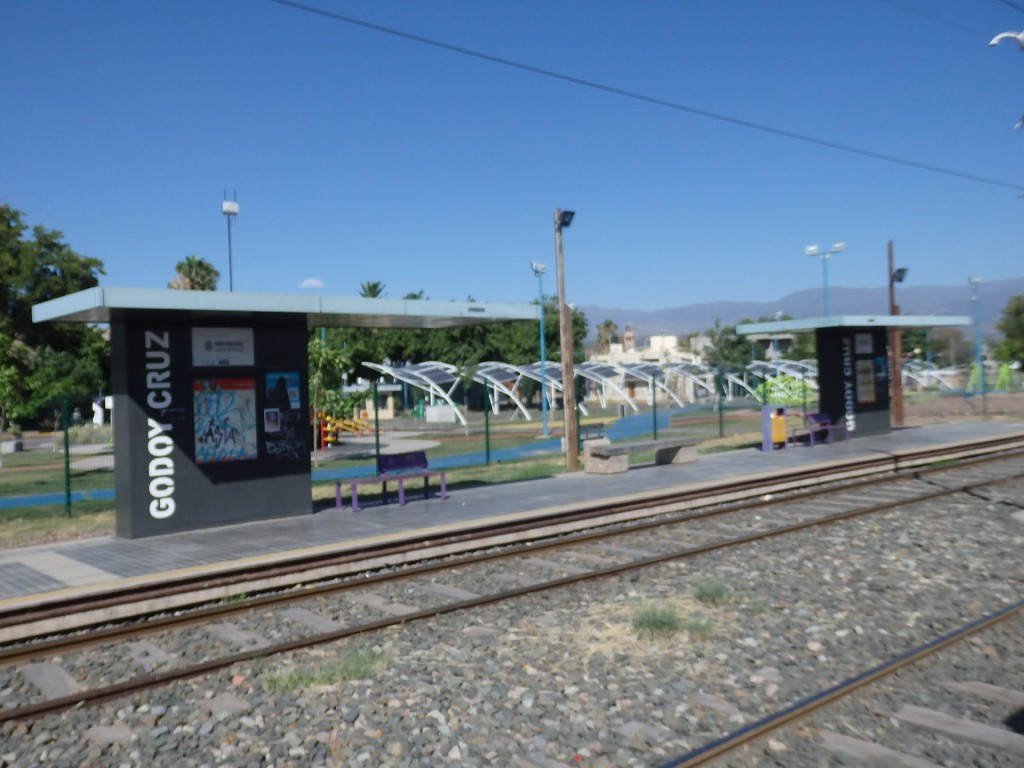 Foto: parada del metrotranvía - Godoy Cruz (Mendoza), Argentina