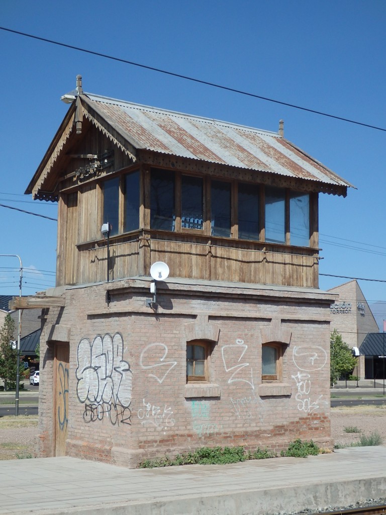 Foto: ex cabín de señales de la estación - Luzuriaga (Mendoza), Argentina