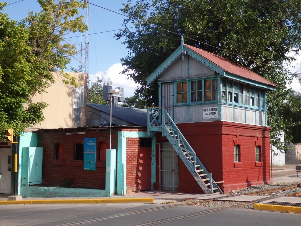 Foto: cabín de señales cerca de la ex estación Tamarindos del FC San Martín - Las Heras (Mendoza), Argentina