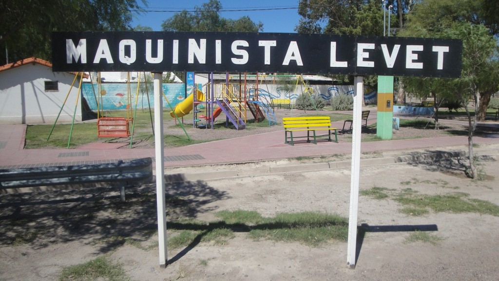 Foto: nomenclador de otra estación, plantado aquí - Desaguadero (Mendoza), Argentina