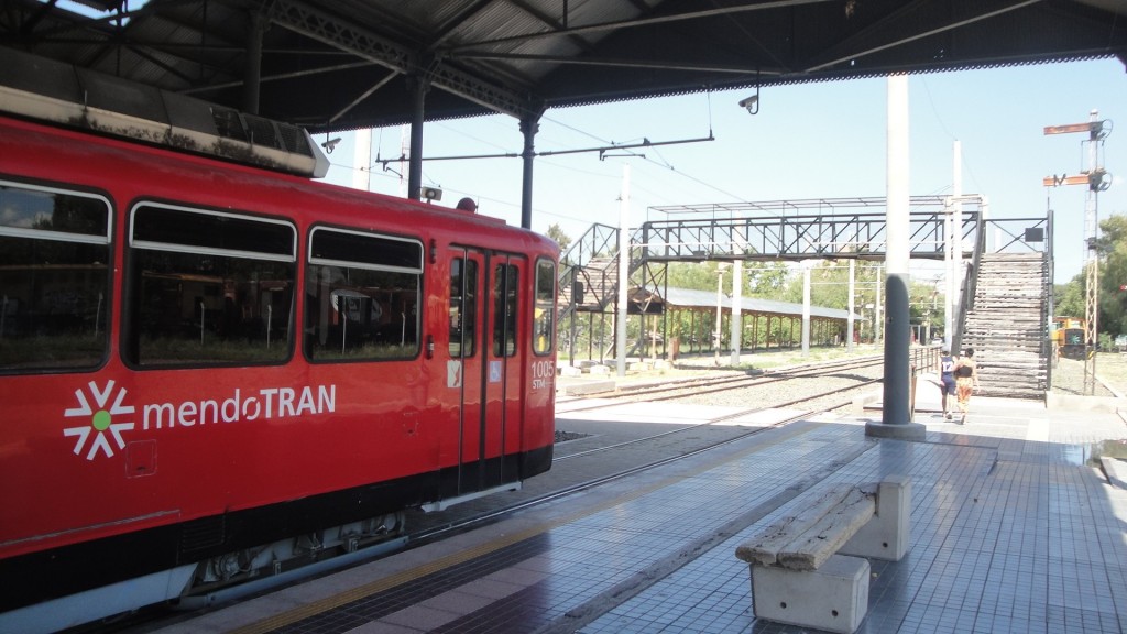 Foto: metrotranvía en estación Mendoza - Mendoza, Argentina