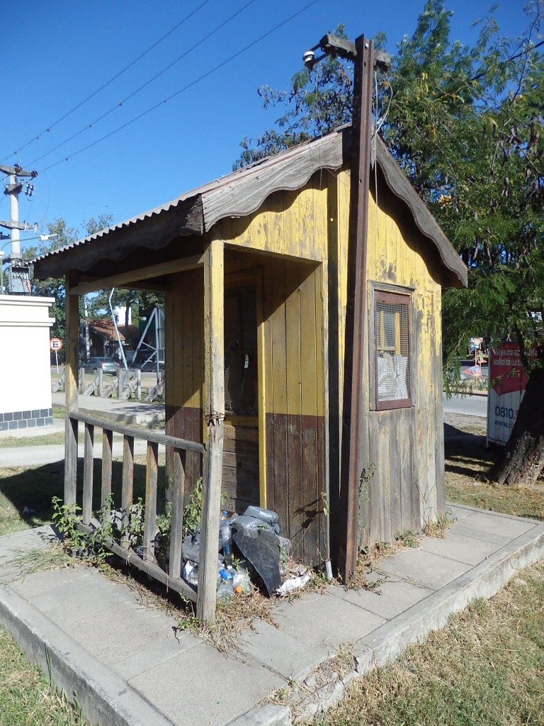 Foto: garita histórica del guardabarreras - Córdoba, Argentina