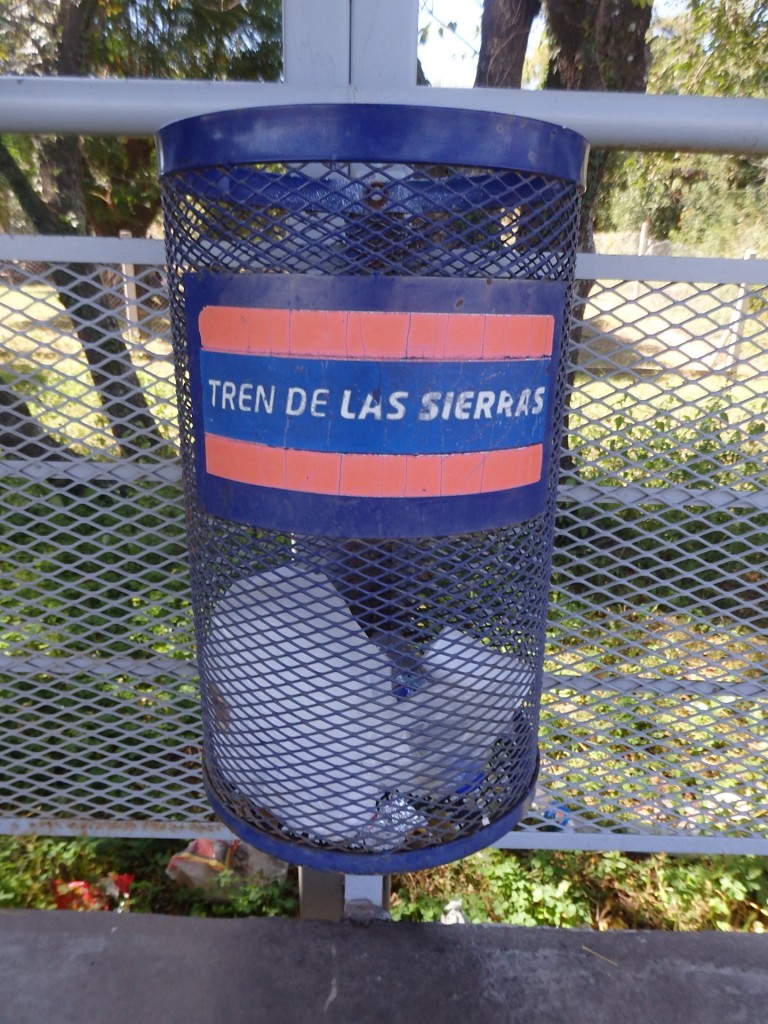 Foto: basurero con el nombre de la anterior empresa operadora - San Roque (Córdoba), Argentina
