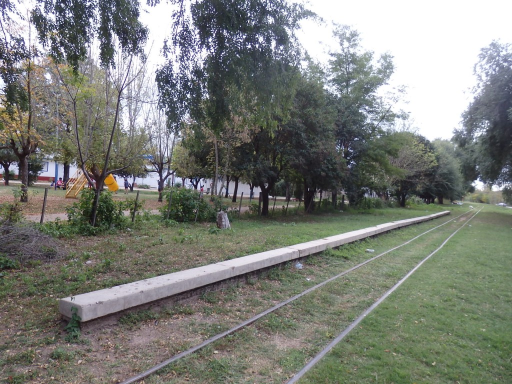 Foto: borde del andén del apeadero San Buenaventura - Villa Bustos (Córdoba), Argentina