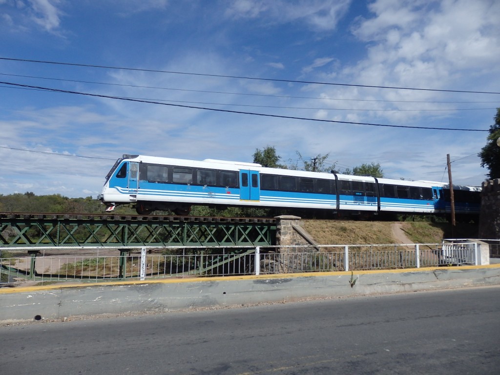 Foto: Trenes Argentinos cruzando el arroyo Saldán - Saldán (Córdoba), Argentina