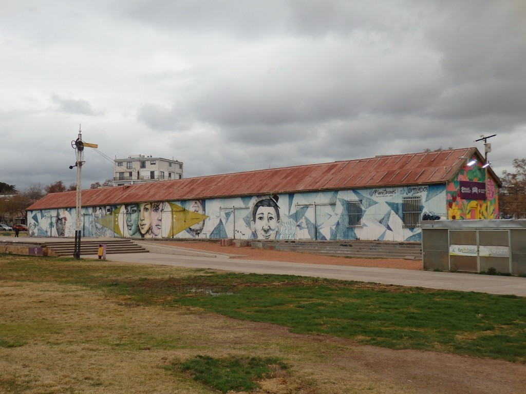 Foto: ex terreno ferroviario frente a la Municipalidad - Godoy Cruz (Mendoza), Argentina