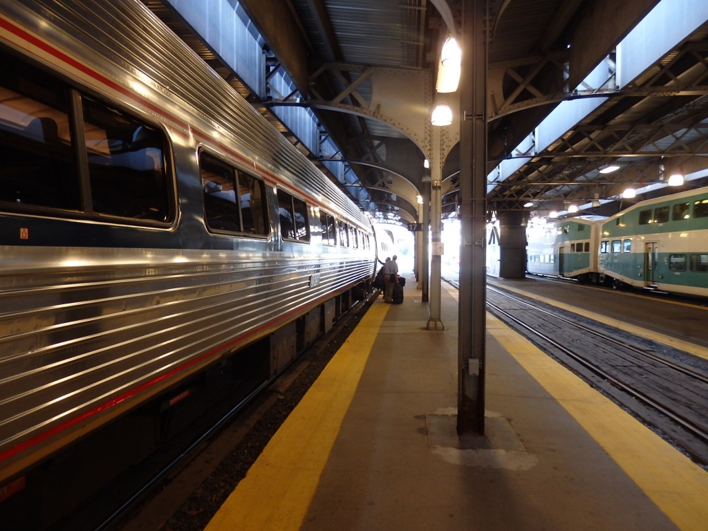 Foto: Union Station, con tren de Amtrak y de GO - Toronto (Ontario), Canadá