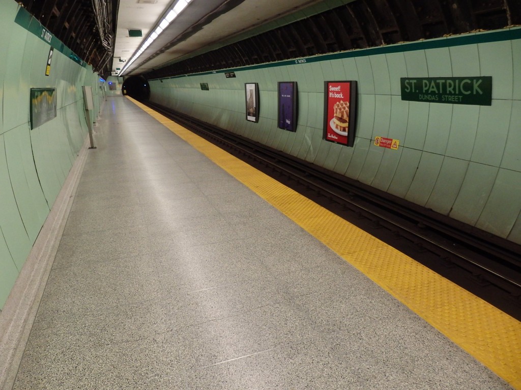 Foto: subte, Línea 1, estación St. Patrick - Toronto (Ontario), Canadá