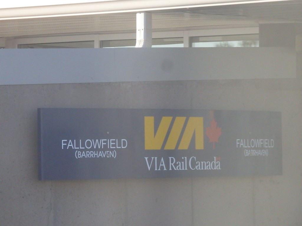 Foto: nomenclador de la estación Fallowfield - Ottawa (Ontario), Canadá