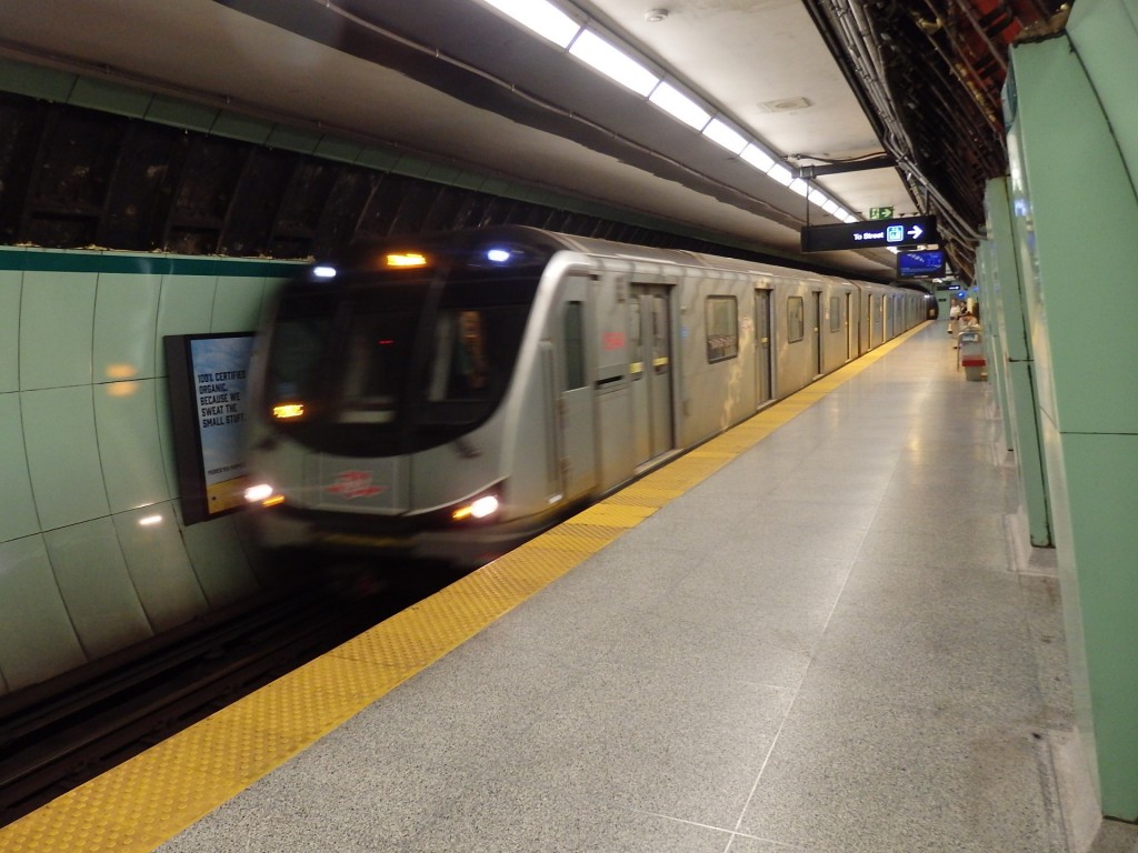 Foto: subte, Línea 1, estación St. Patrick - Toronto (Ontario), Canadá