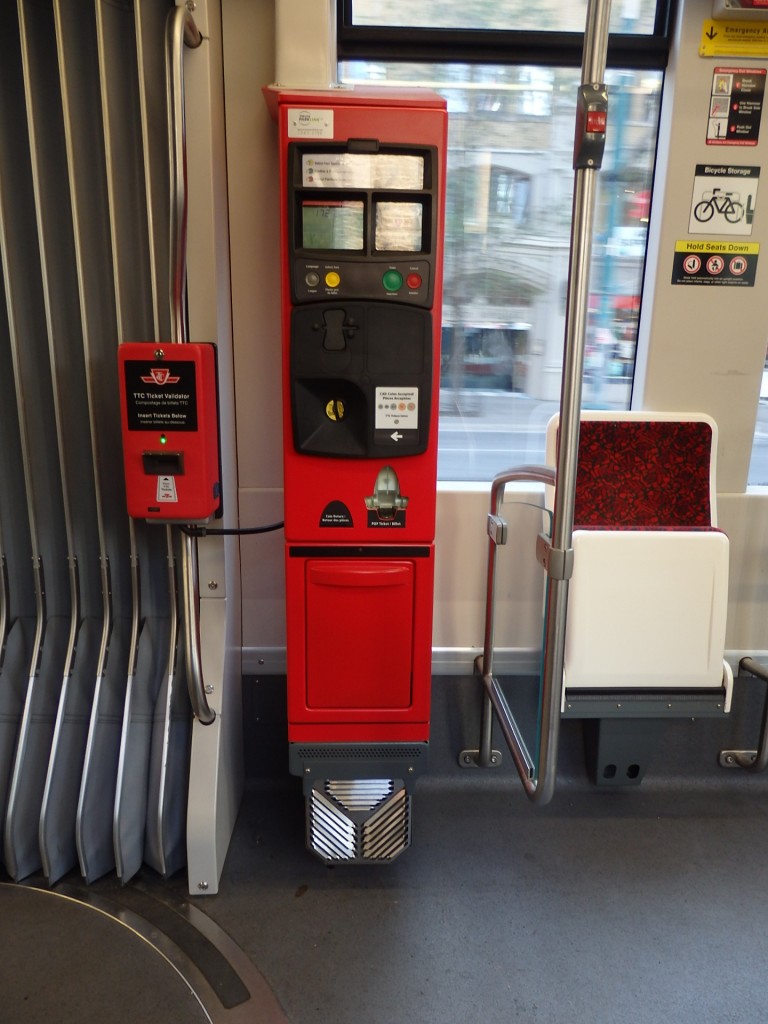 Foto: boletera (grande) y validador de boleto (chico) del tranvía - Toronto (Ontario), Canadá