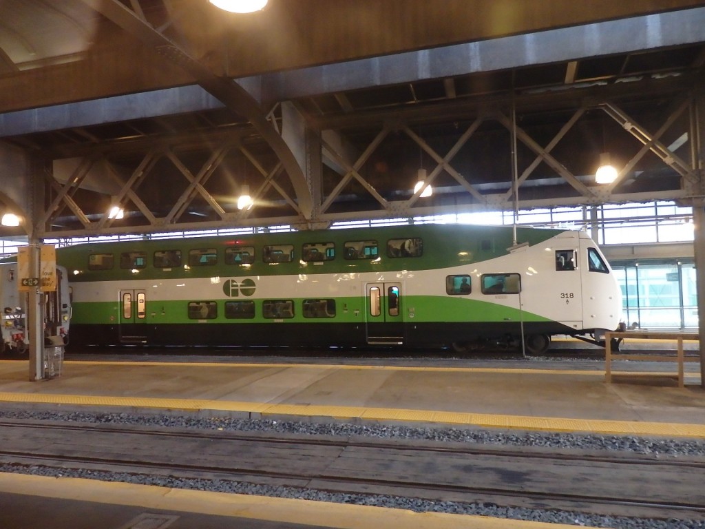 Foto: tren local GO en Union Station - Toronto (Ontario), Canadá