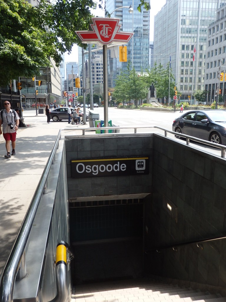 Foto: boca de subte, Línea 1 - Toronto (Ontario), Canadá