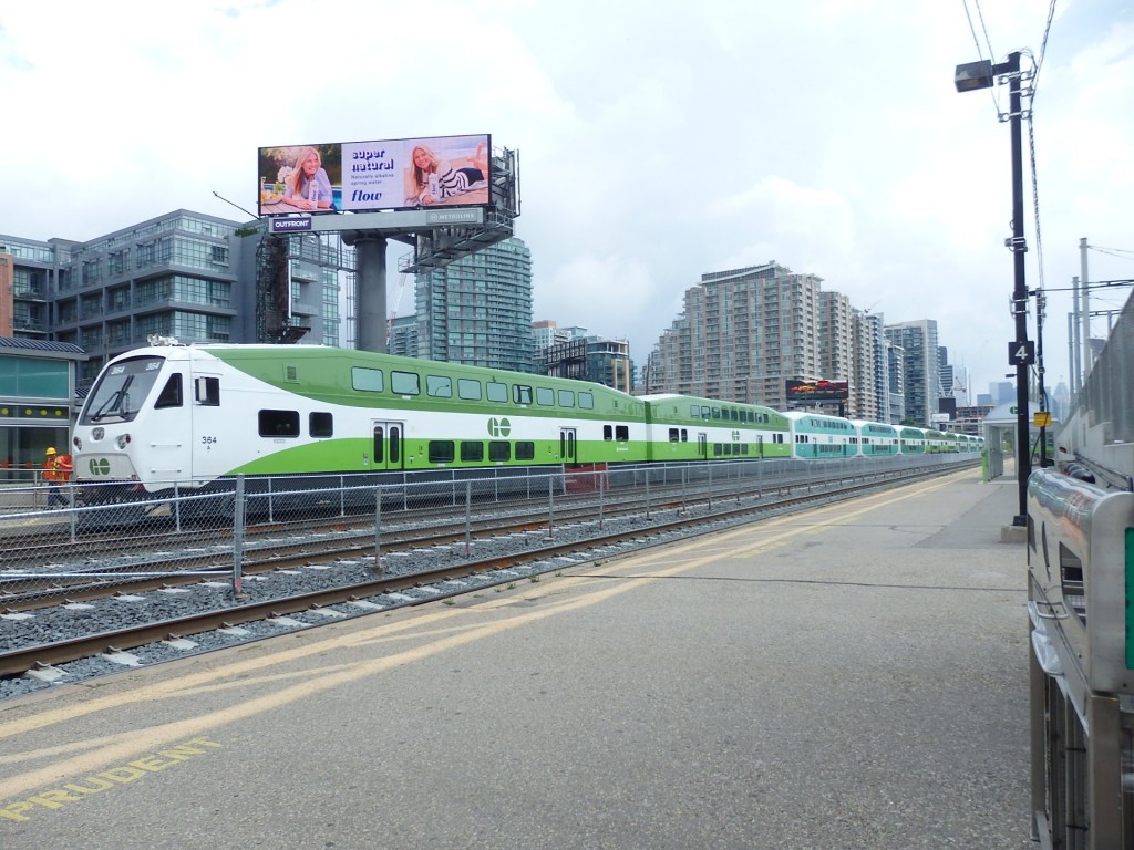 Foto: tren local en estación Exhibition - Toronto (Ontario), Canadá