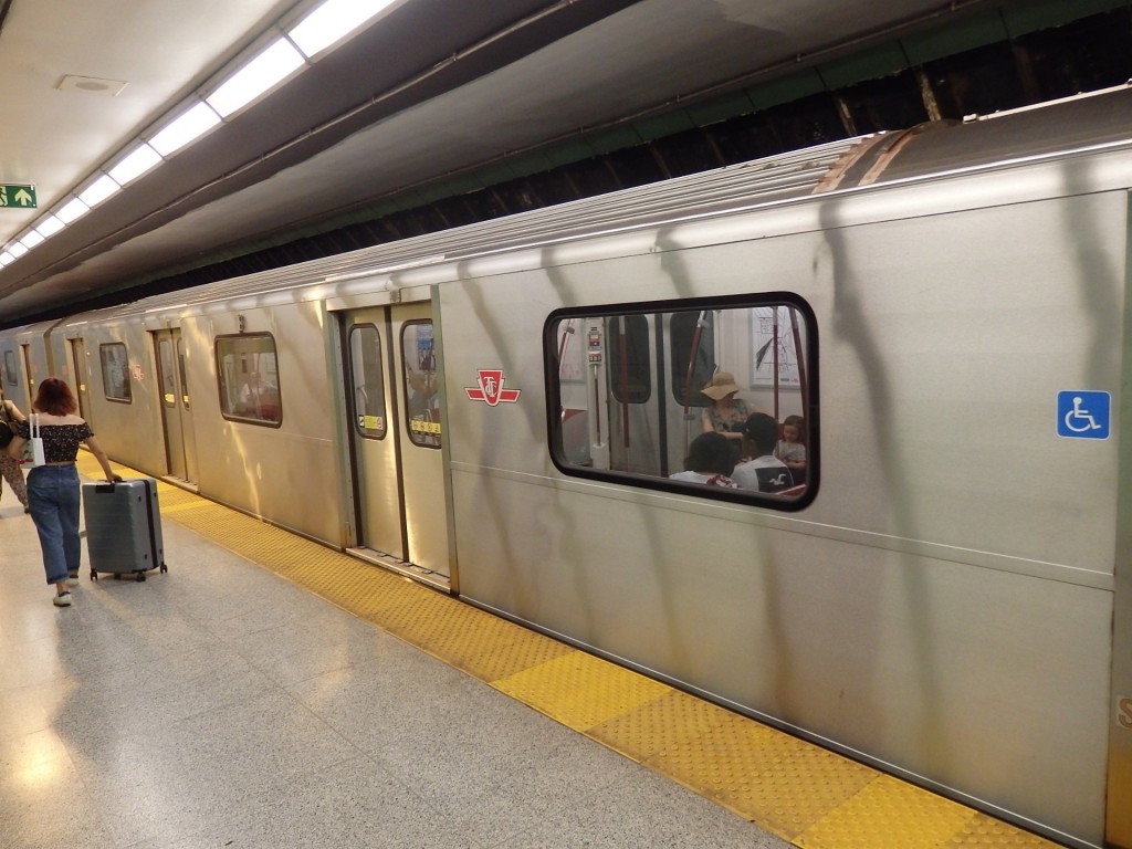 Foto: subte, Línea 1, estación St. Patrick - Toronto (Ontario), Canadá