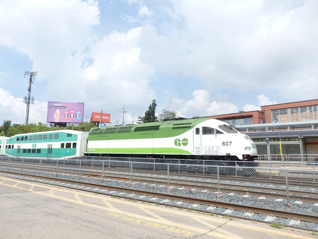 Foto: tren local en estación Exhibition - Toronto (Ontario), Canadá