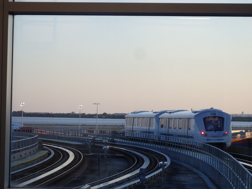 Foto: AirTrain (tren al aeropuerto) - Queens (New York), Estados Unidos