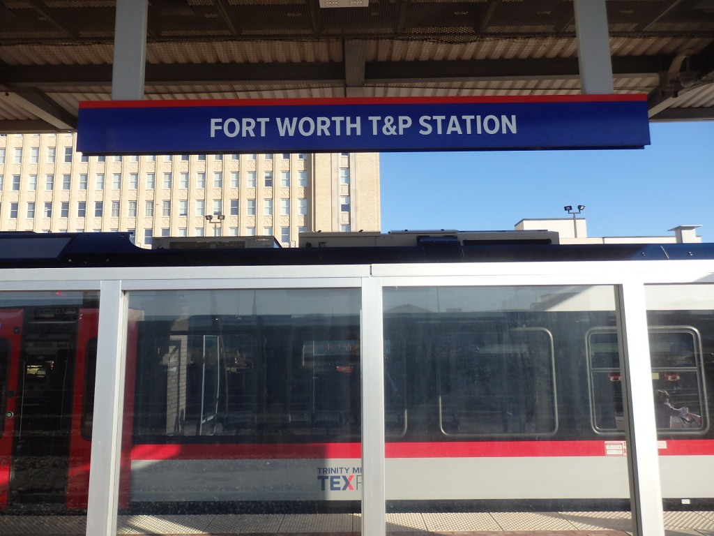Foto: cartel del TEXRail (el tren nuevo al aeropuerto) - Fort Worth (Texas), Estados Unidos