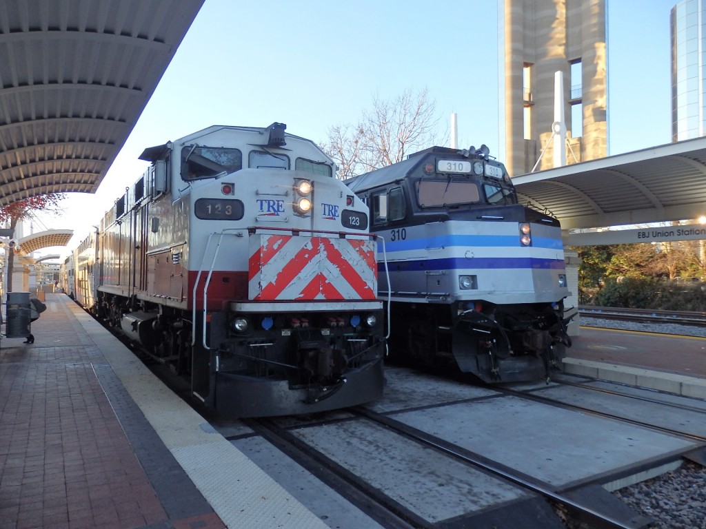 Foto: tren local TRE en Union Station - Dallas (Texas), Estados Unidos