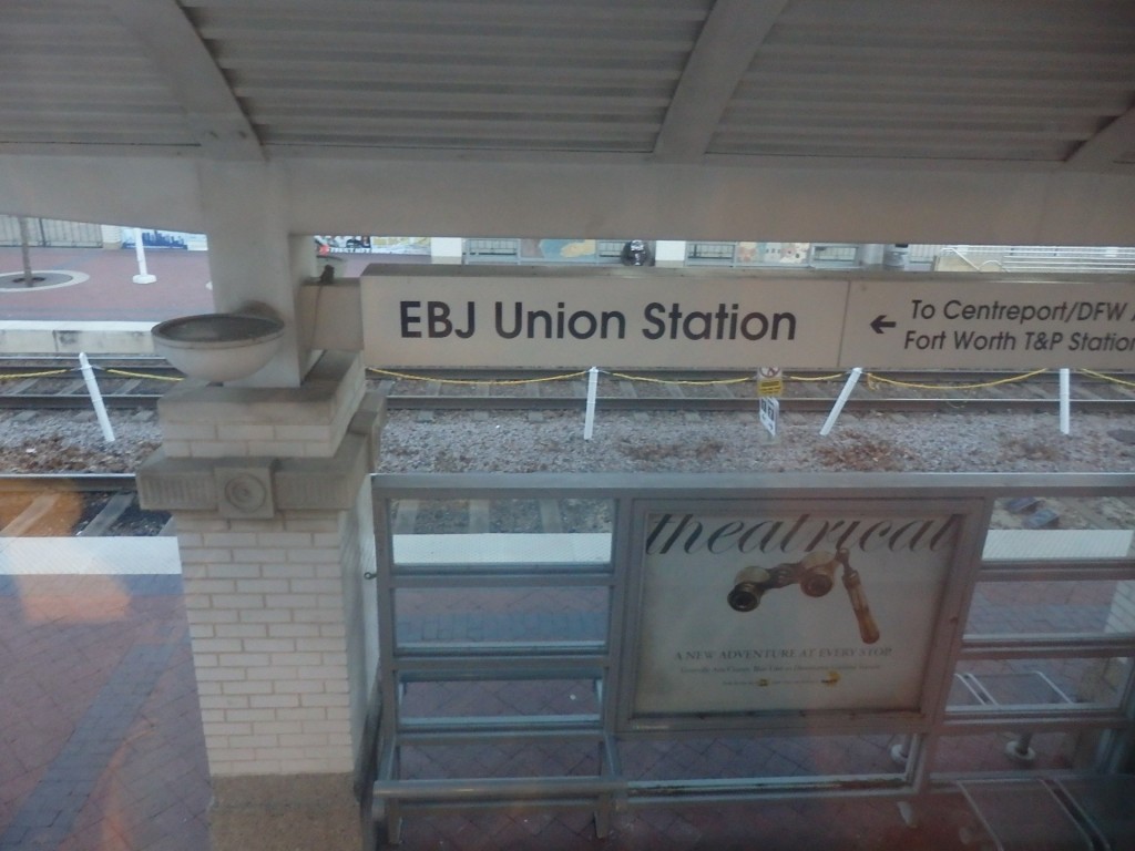 Foto: estación del tren local TRE y del metrotranvía DART - Dallas (Texas), Estados Unidos