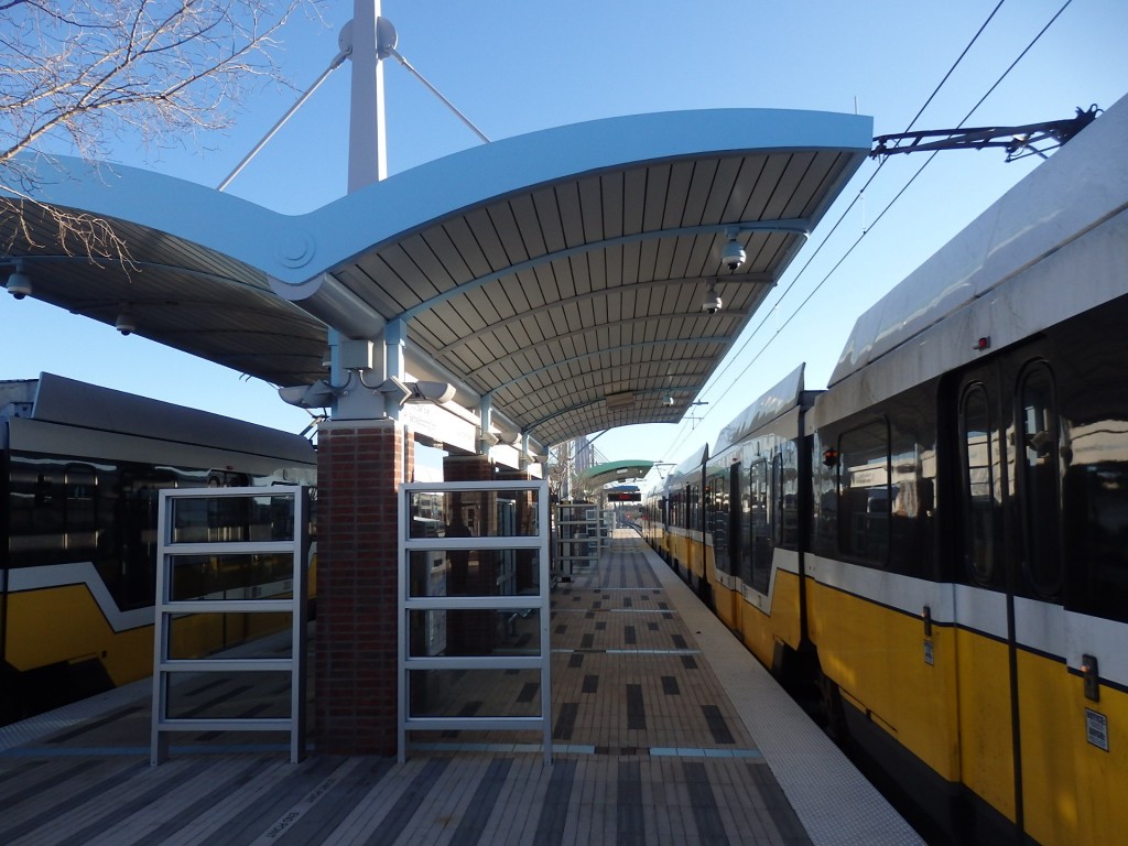 Foto: estación Ledbetter del metrotranvía - Dallas (Texas), Estados Unidos