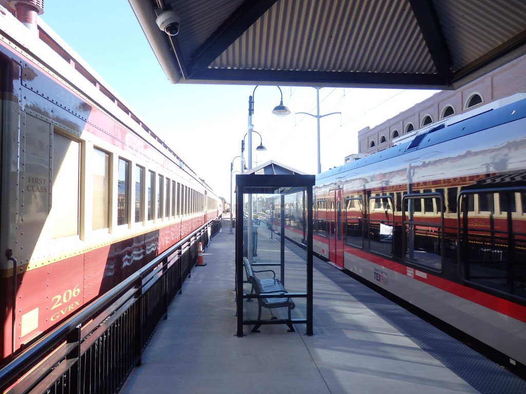 Foto: tren turístico y TEXRail - Grapevine (Texas), Estados Unidos
