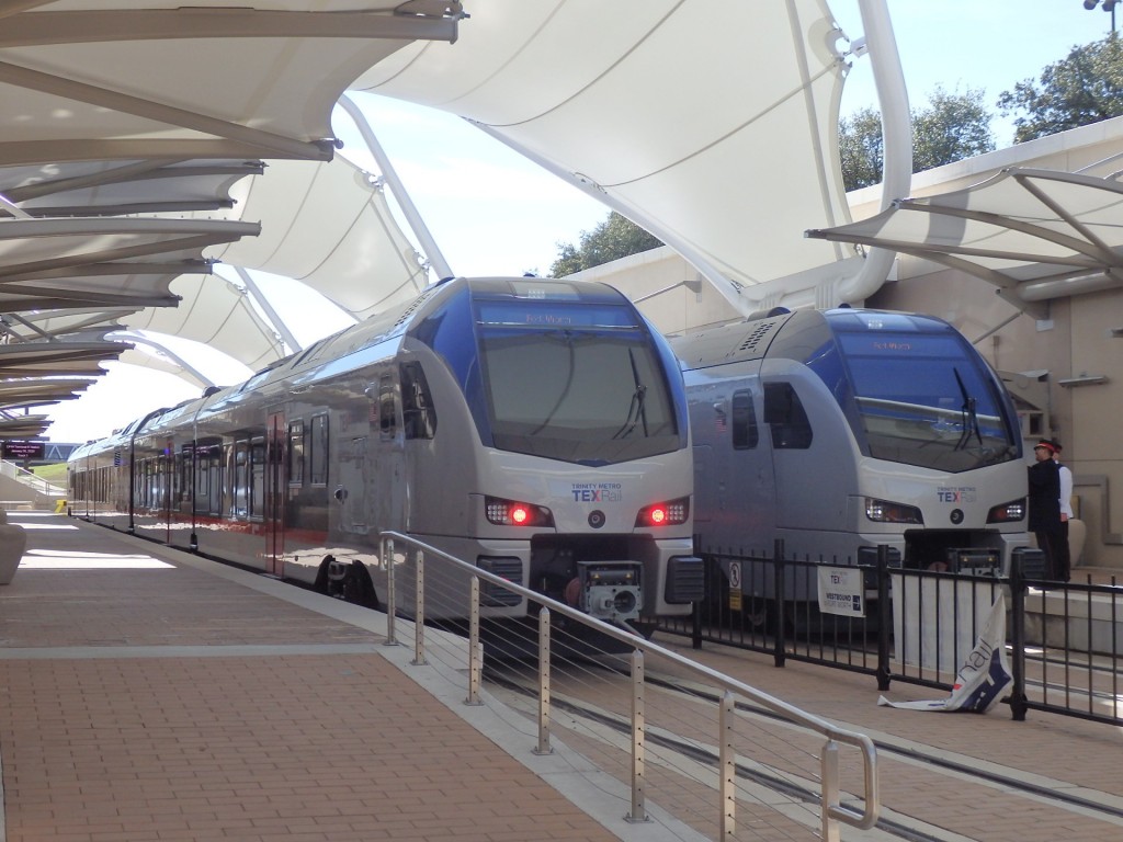 Foto: término del tren TEXRail, en la Terminal B - Dallas (Texas), Estados Unidos