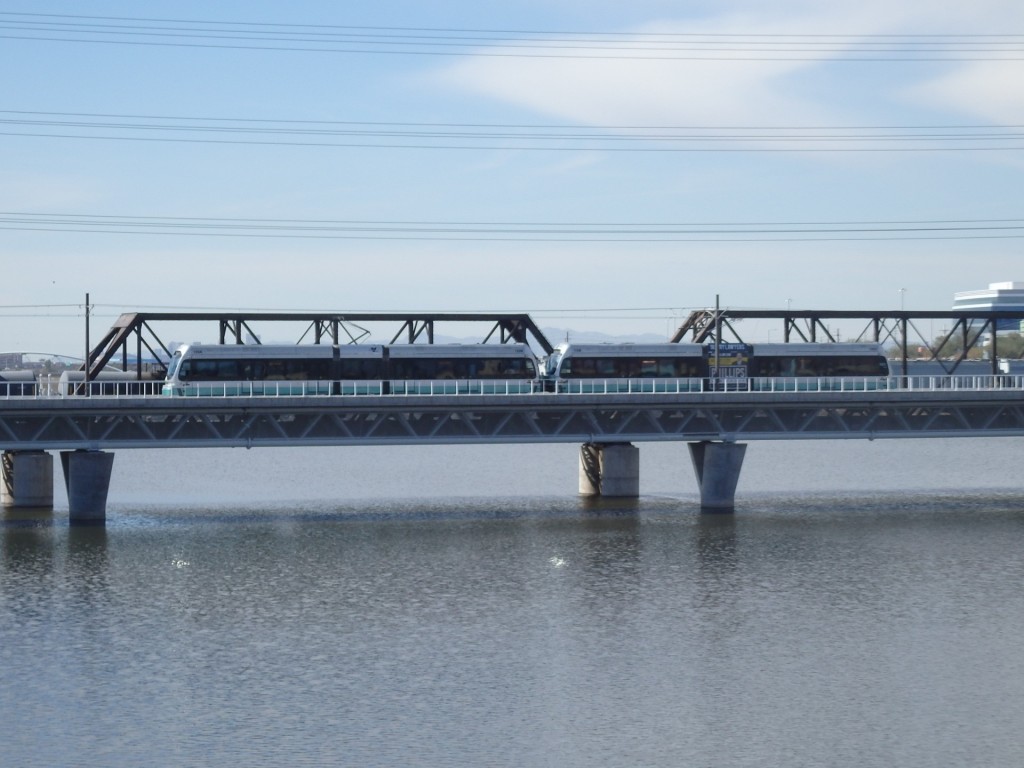 Foto: metrotranvía cruzando el Salt River - Tempe (Arizona), Estados Unidos