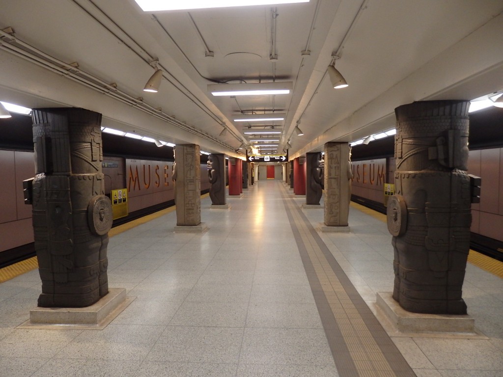 Foto: estación Museum de la Línea 1 del subte - Toronto (Ontario), Canadá