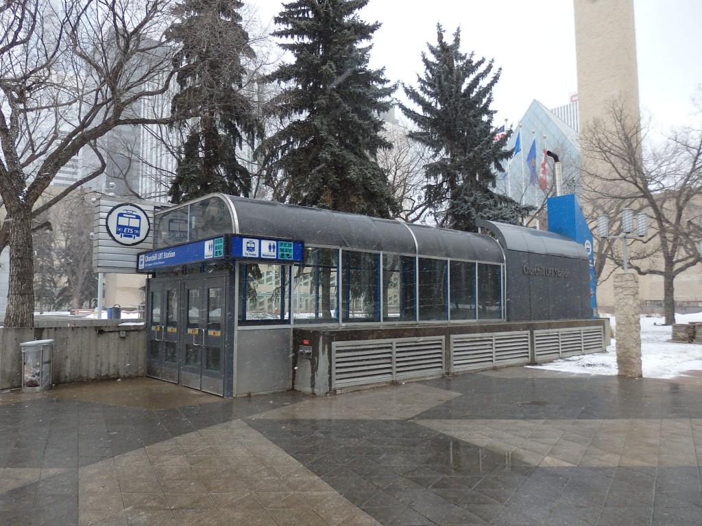 Foto: entrada a la estación Churchill del metro - Edmonton (Alberta), Canadá