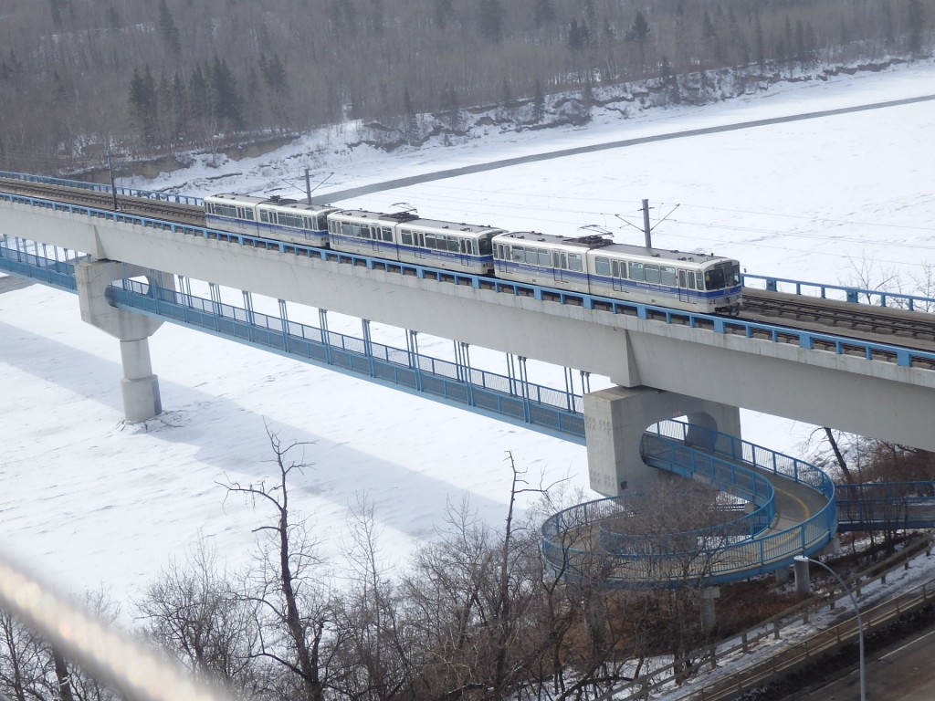 Foto: metro cruzando el río North Saskatchewan - Edmonton (Alberta), Canadá