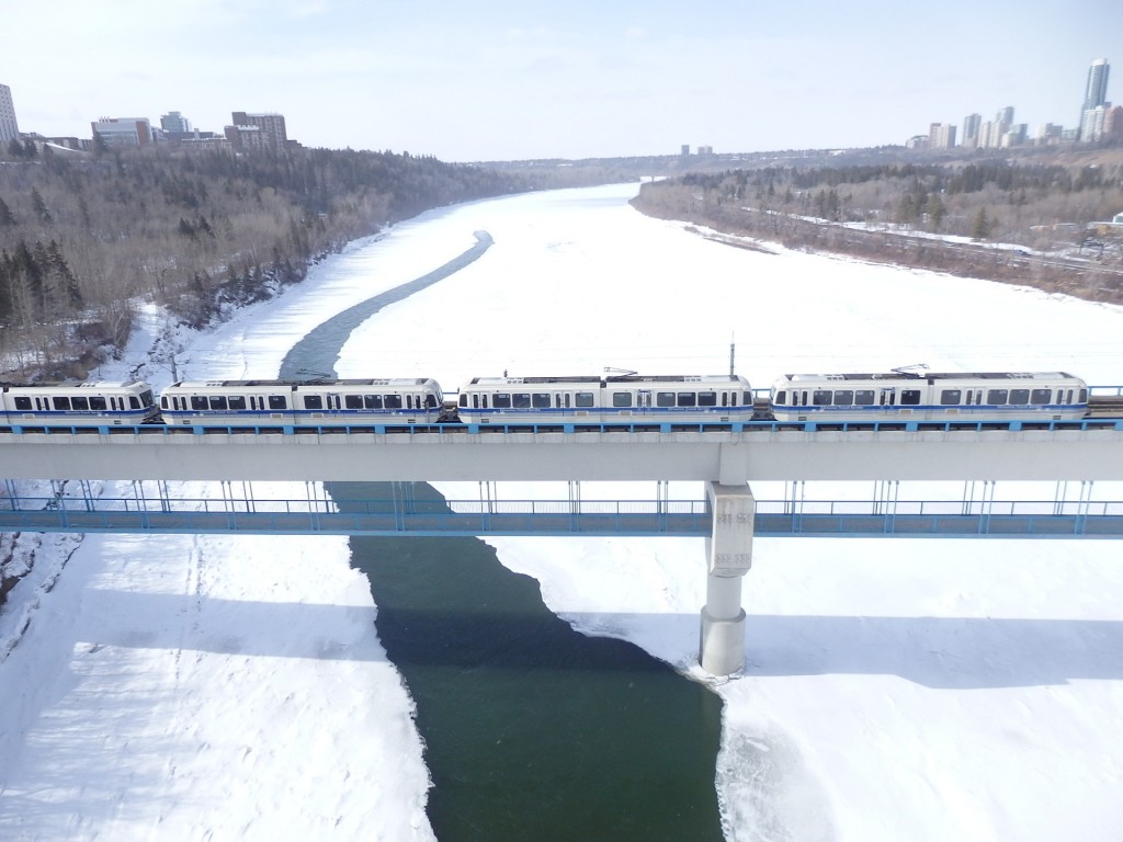 Foto: metro cruzando el río North Saskatchewan - Edmonton (Alberta), Canadá