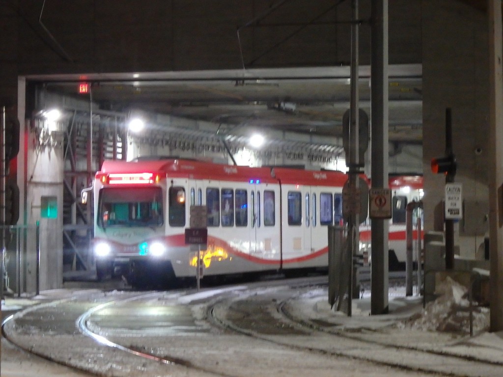 Foto: metrotranvía atravesando la biblioteca - Calgary (Alberta), Canadá