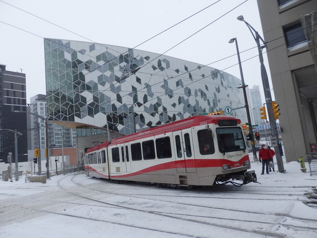 Foto: metrotranvía luego de atravesar la biblioteca - Calgary (Alberta), Canadá