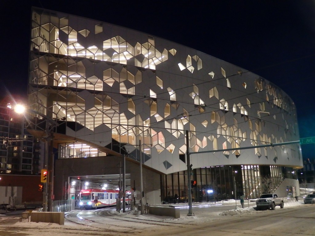 Foto: metrotranvía atravesando la biblioteca - Calgary (Alberta), Canadá
