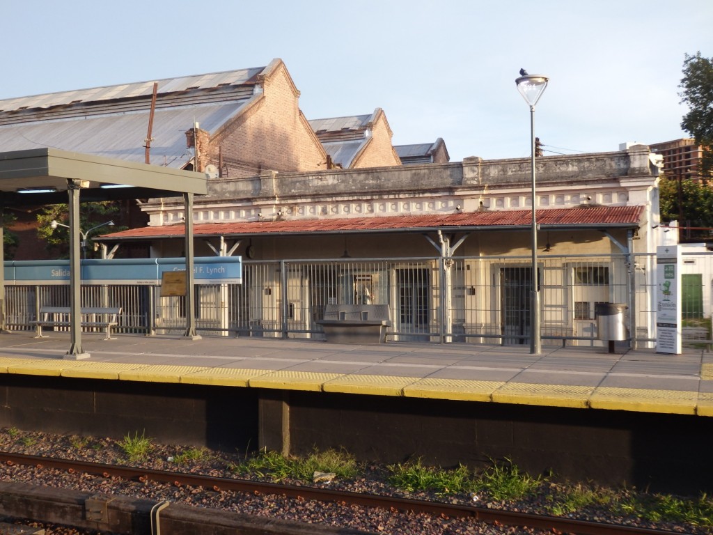 Foto: estación del FC Urquiza y estación antigua - Villa Lynch (Buenos Aires), Argentina