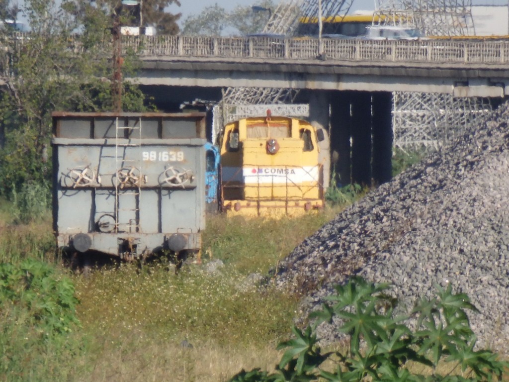 Foto: material rodante en playa - Bancalari (Buenos Aires), Argentina