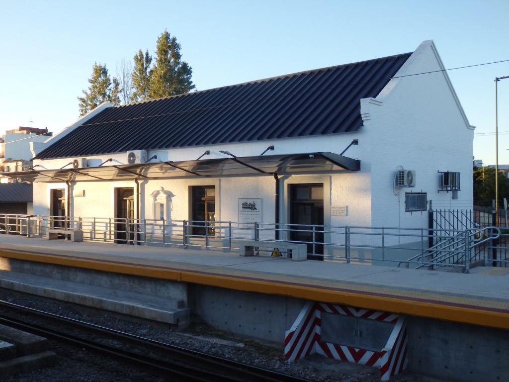 Foto: estación del FC Belgrano (Ferrovías) - Villa Adelina (Buenos Aires), Argentina