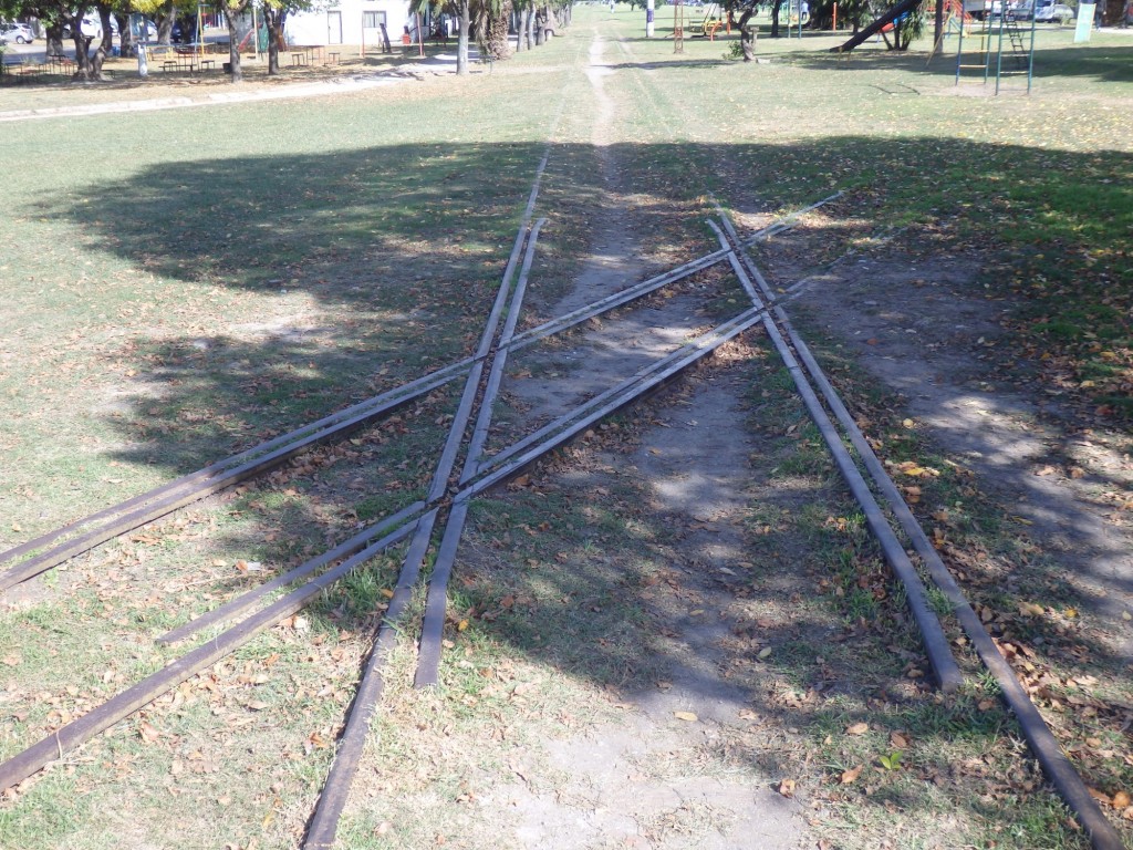Foto: cruce del FC Roca y el FC Belgrano (el oblicuo) - La Plata (Buenos Aires), Argentina
