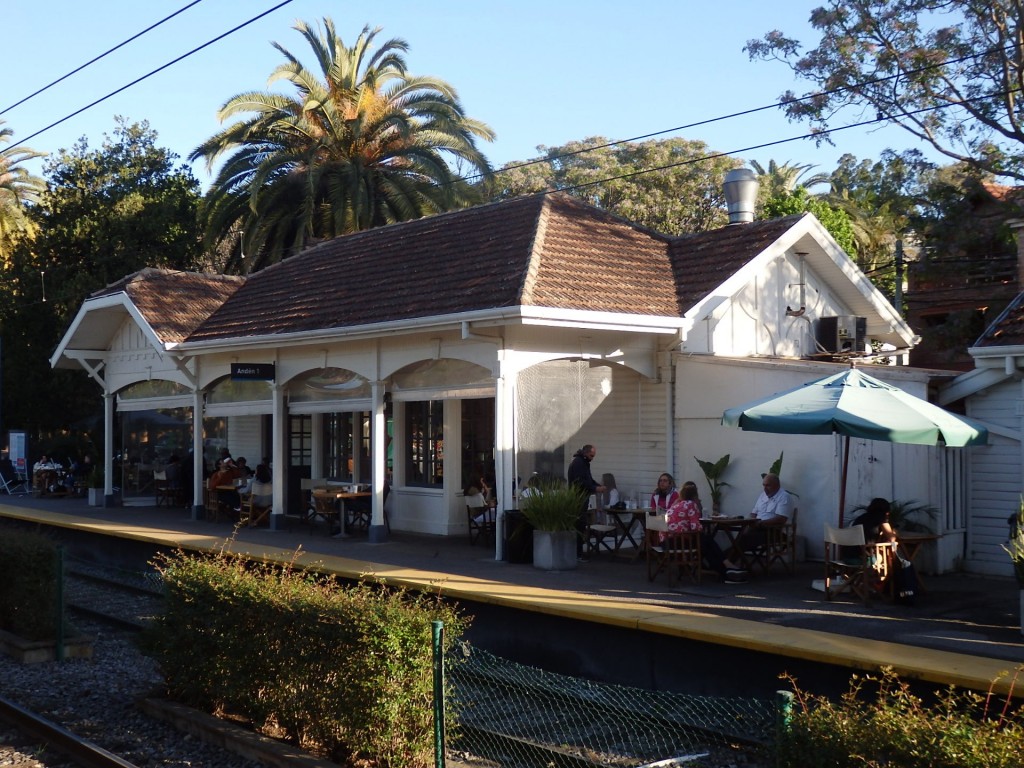 Foto: estación del Tren de la Costa - Acassuso (Buenos Aires), Argentina