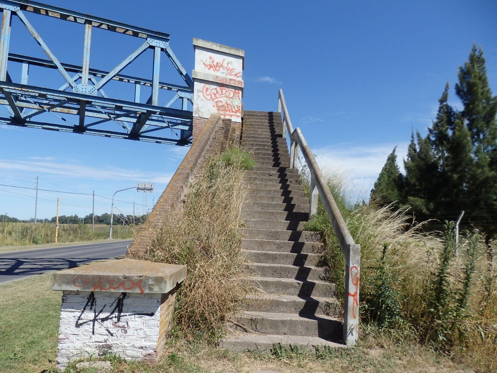 Foto: escalera de acceso al desaparecido Apeadero Gobernador Godoy - Coronel Brandsen (Buenos Aires), Argentina
