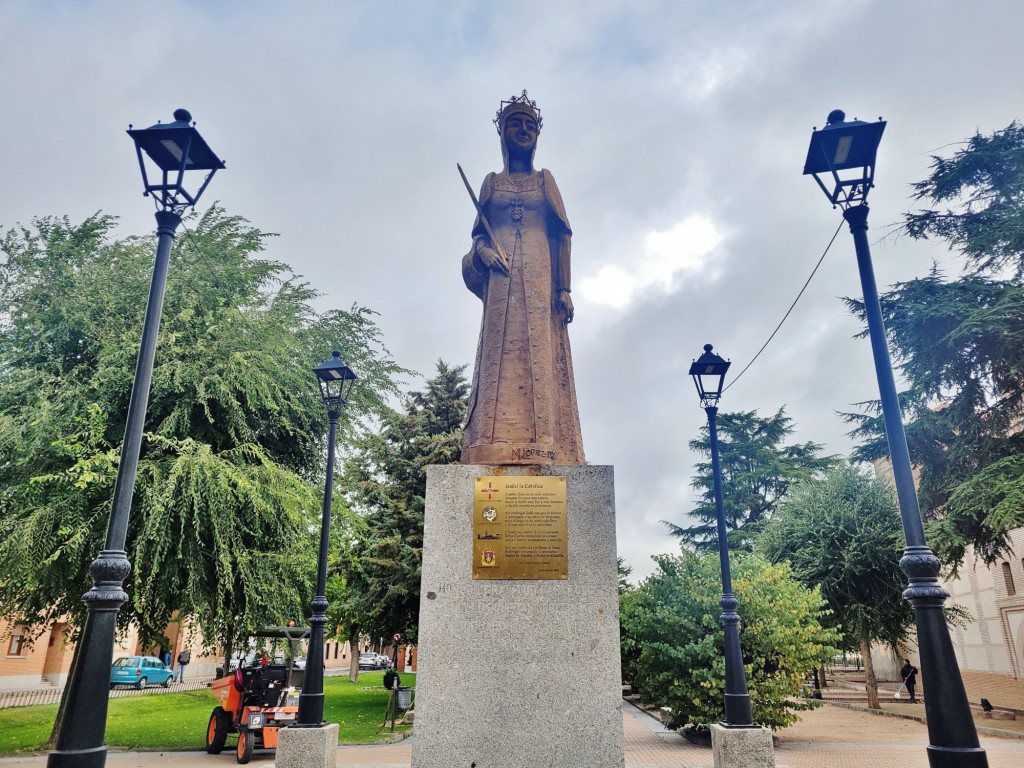 Foto: Estatua de Isabel la Católica - Madrigal de las Altas Torres (Ávila), España