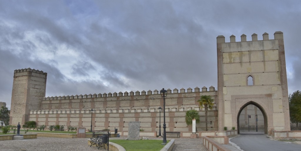 Foto: Muralla - Madrigal de las Altas Torres (Ávila), España