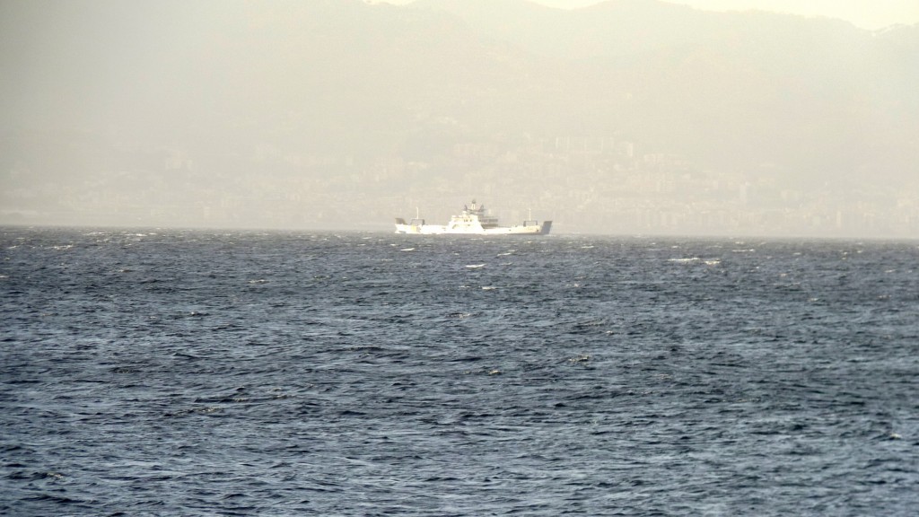 Foto: Ferry cruzando el estrecho - Reggio Calabria (Calabria), Italia