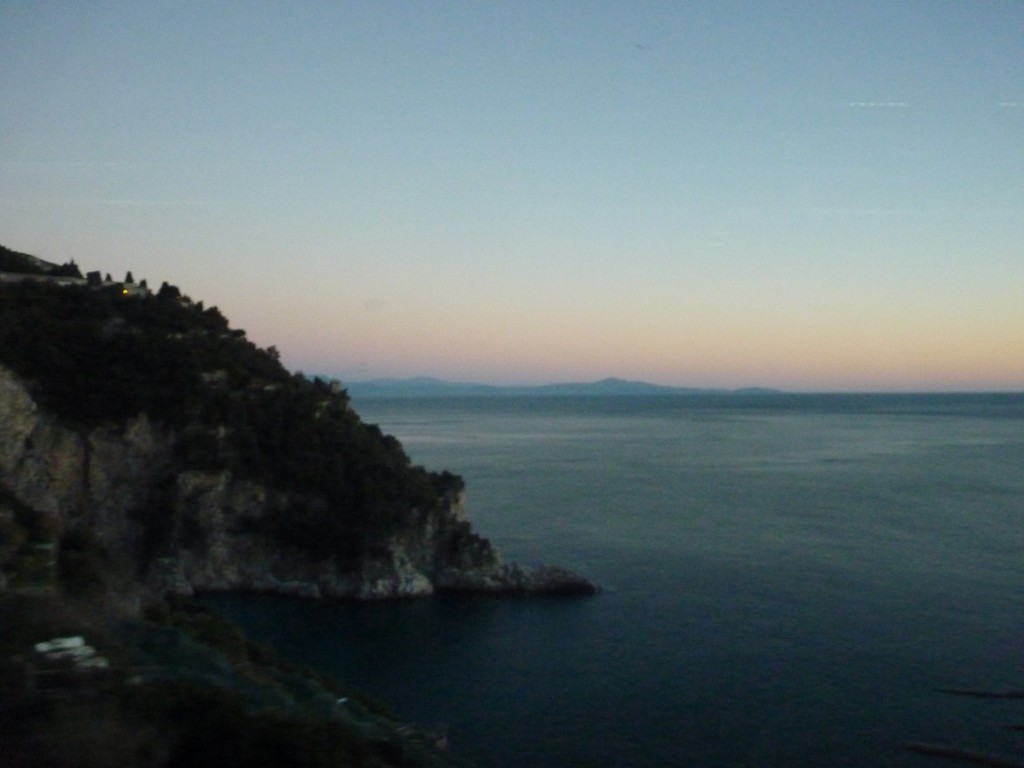 Foto: Costa Amalfitana al atardecer - Amalfi (Campania), Italia